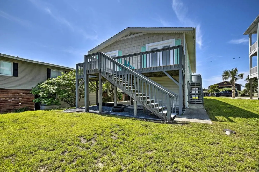 Oak Island Beach Abode w/ Deck: Walk to Shore!