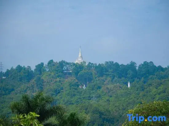 Mangshi Heyi Homestay (Dai Ethnic Ancient Town Golden Pagoda)