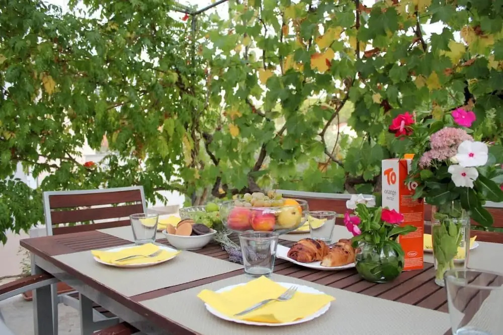 Schöne Ferienwohnung mit Terrasse, Roses