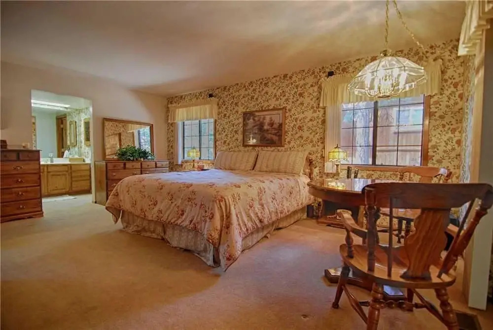 Game Room W/pool Table in Large Home - Kingswood Manor