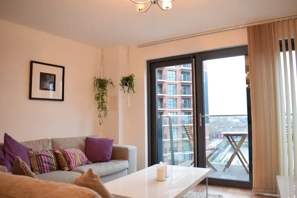 Idyllic 2 Bed Flat with Balcony in Canada Water