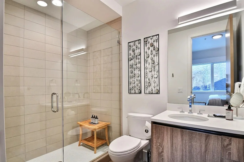 Huge & Newly Constructed 5br/5ba -private Hot Tub! 5 Bedroom Condo by RedAwning
