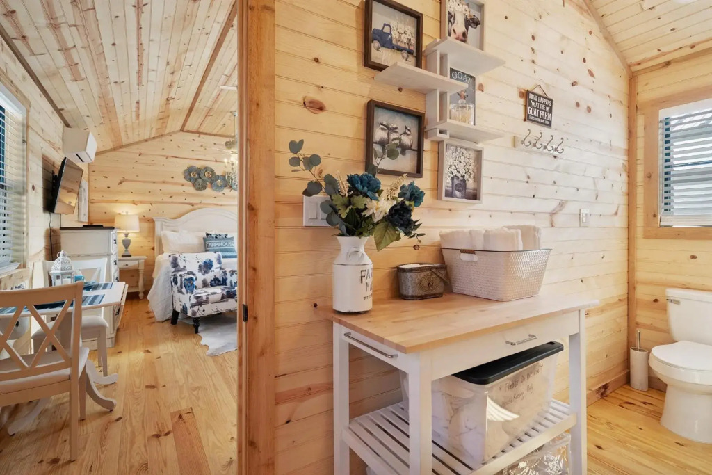 Stunning Cabin Right on Main St!