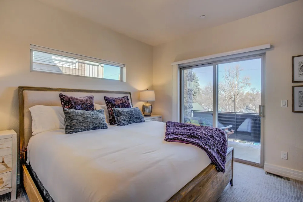 Downtown Skyline Rooftop Patio Modern Townhome