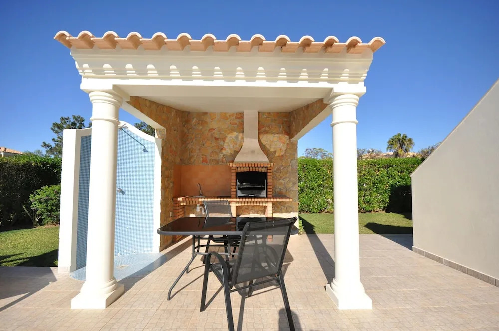 6 Bedrooms, Walking Distance to Amenities, Private Pool, Free AC and Wifi