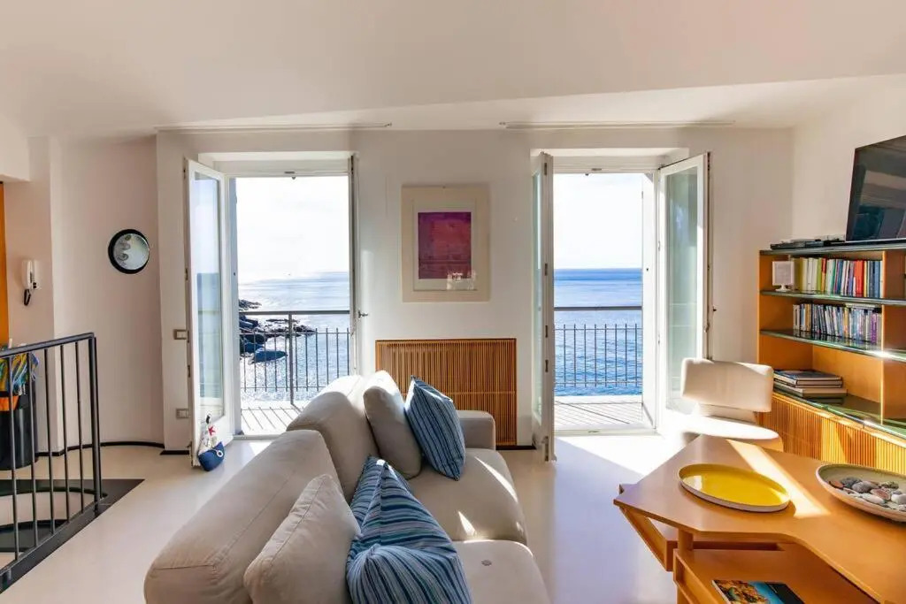 Carattino 12: Idyllic Seafront Family Retreat