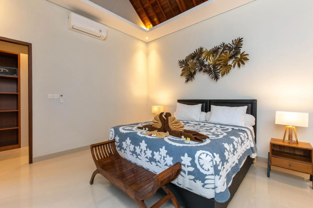 Villa Kamboja Premium walk to double six Beach - enclosed living room with AC