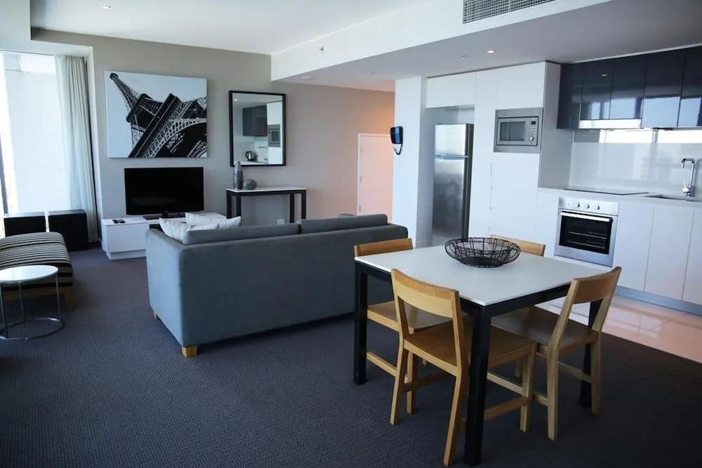 Pelicanstay Surfer Paradise Condo Hotel