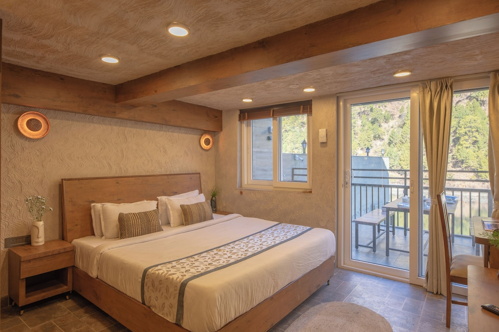 Alaya Stays Lakefront Escape 2BHK Suite