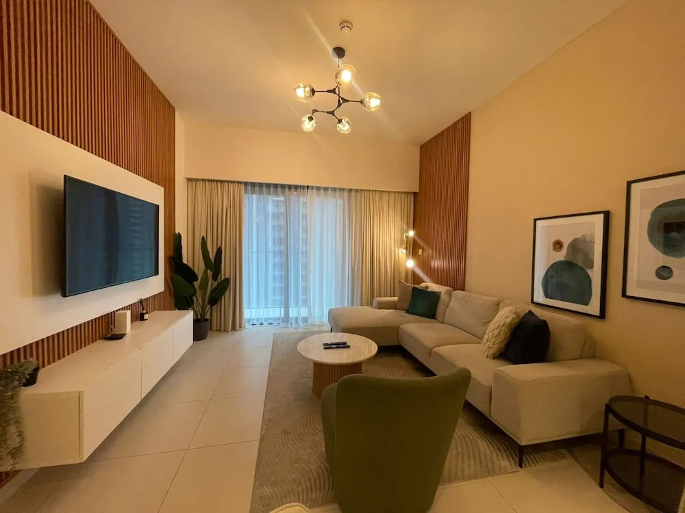 1 BR Apt Luxury at Burj Crown All Bills Included