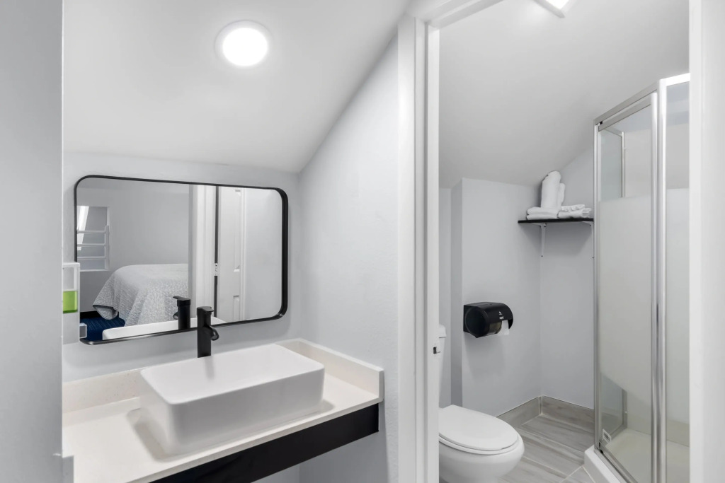 Admiralty Inn & Suites - a Red Collection Hotel