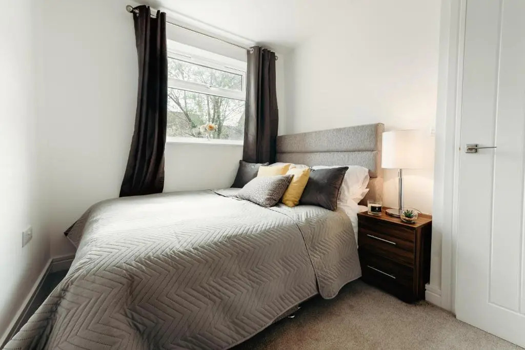 Near Hinckley Centre, sleeps up to 6, spacious ground floor apartments with secure parking