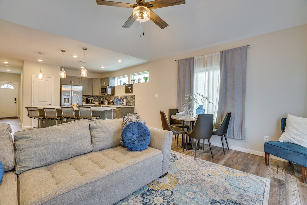 Houston Upgrade! Spacious + Modern Unit Near UH