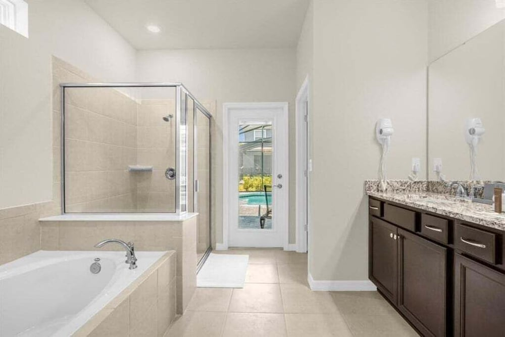10 Bedroomss/ Windsor Island Home
