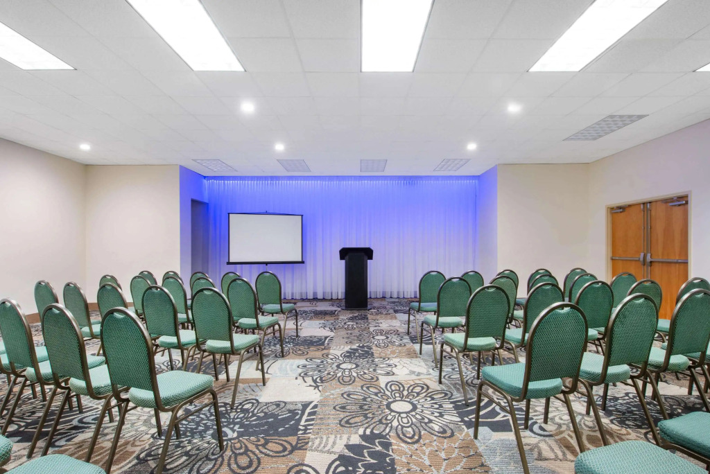 La Quinta by Wyndham Clearwater Central