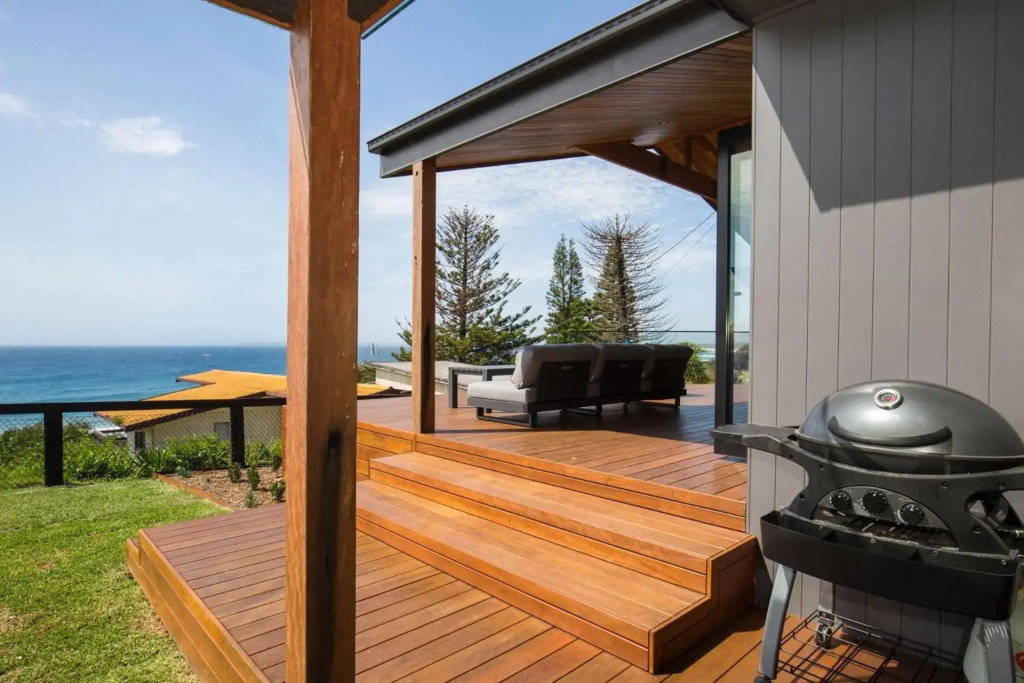 Seaview - Pet Friendly with Stunning Views - 1 Min to Beach