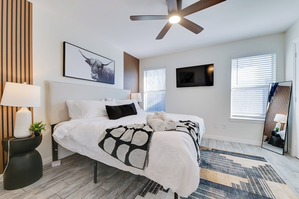 < 1 Mi to Historic Mckinney: Modern Duplex w/ Yard