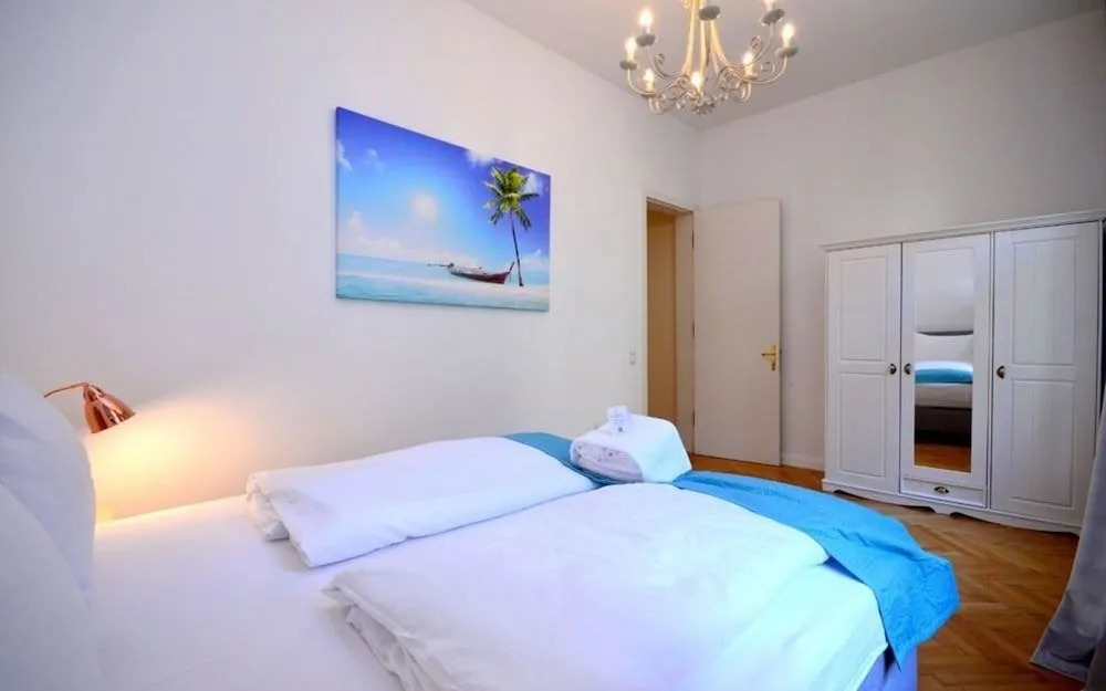 Vienna Residence Colossal Apartment With Balcony and Space for 8 Guest
