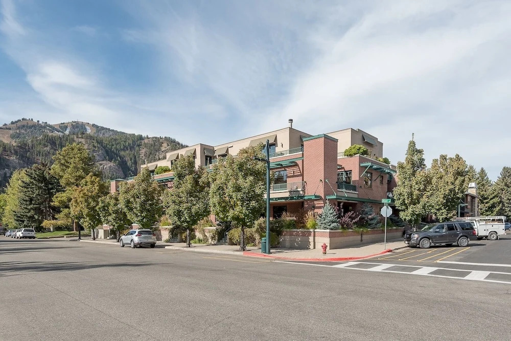 Evergreen Condominium #22 1 Bedroom 2 Bathrooms Condo