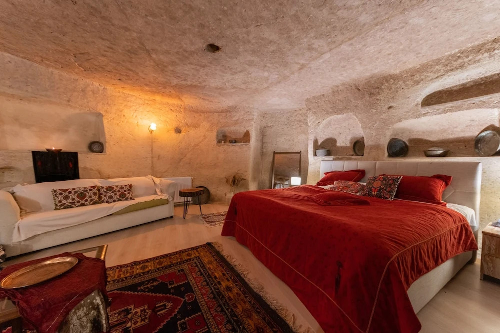 DEEP CAVE House