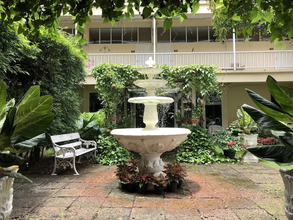 Feung Nakorn Balcony Rooms and Cafe