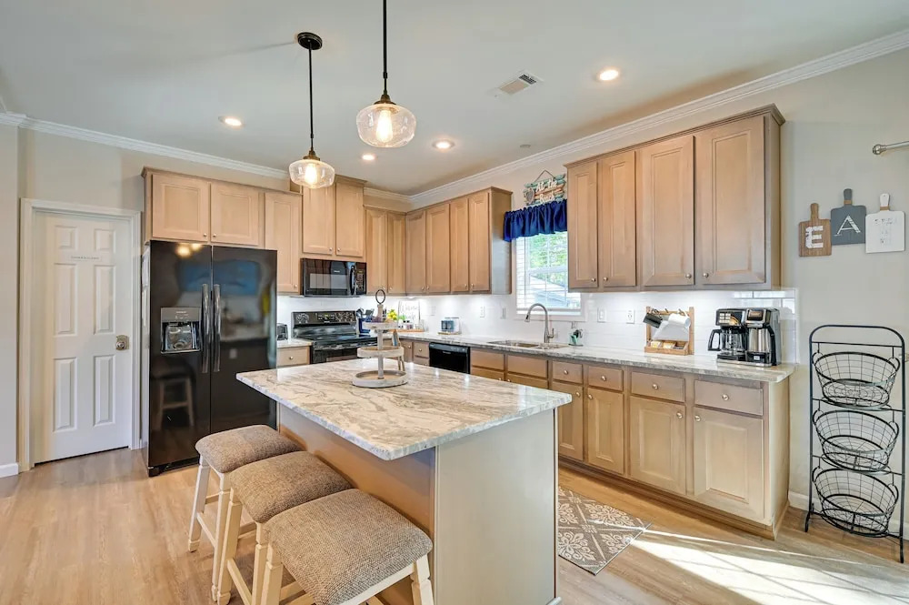 Resort Home ~ 1 Mi to Myrtle Beach Access!