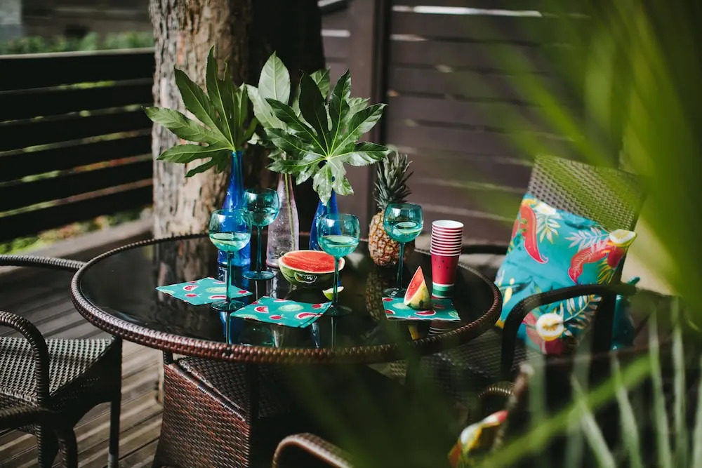 Blue Buddy - Terrace under the Tree
