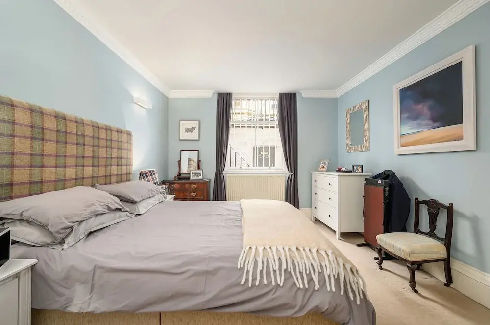 Elegant 3-Bedroom Flat in West End