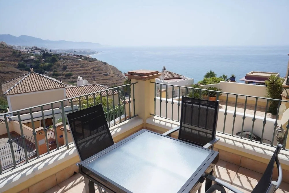 La Alcazaba - 3 bed apt With Communal Pool