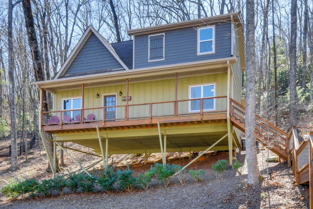 Mtn-view Getaway w/ Deck in Clayton: 1 Mi to Golf!