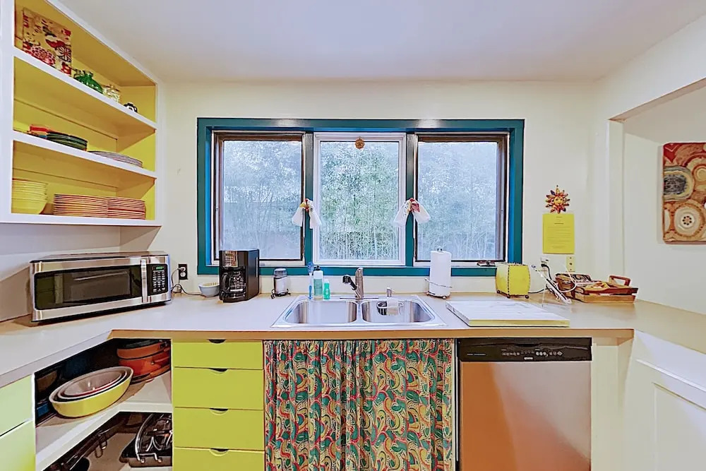 Hip 2BR Austin Bungalow by RedAwning