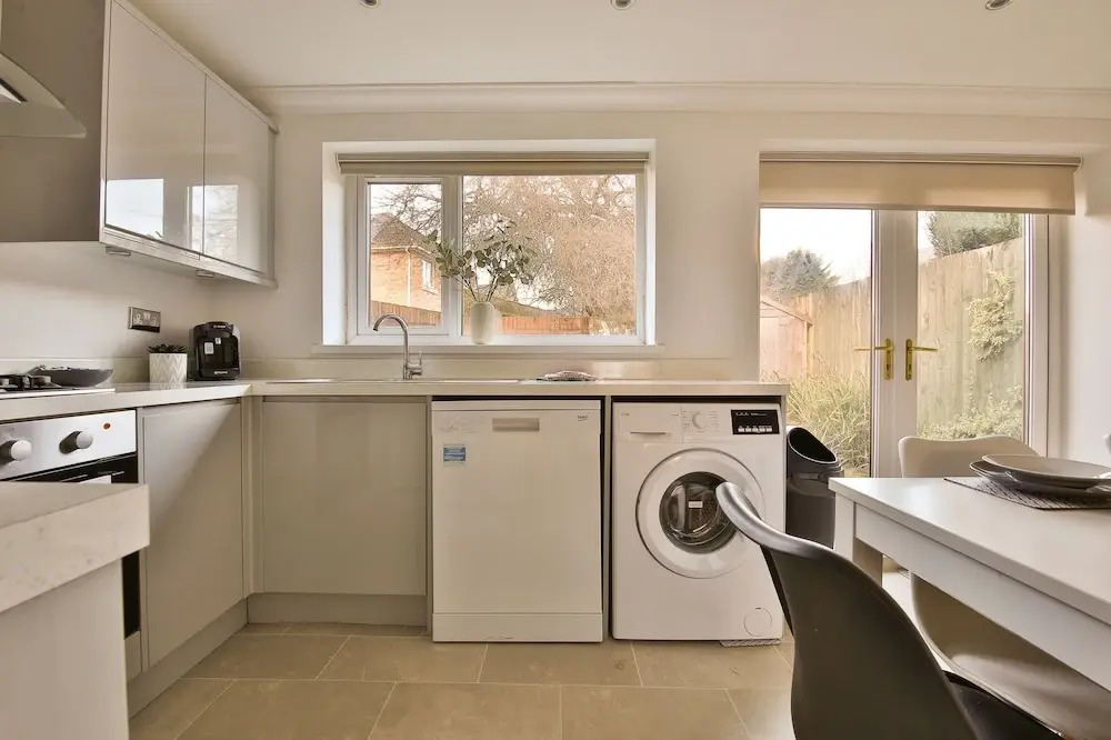 Bright & Airy 3-Bed with Parking