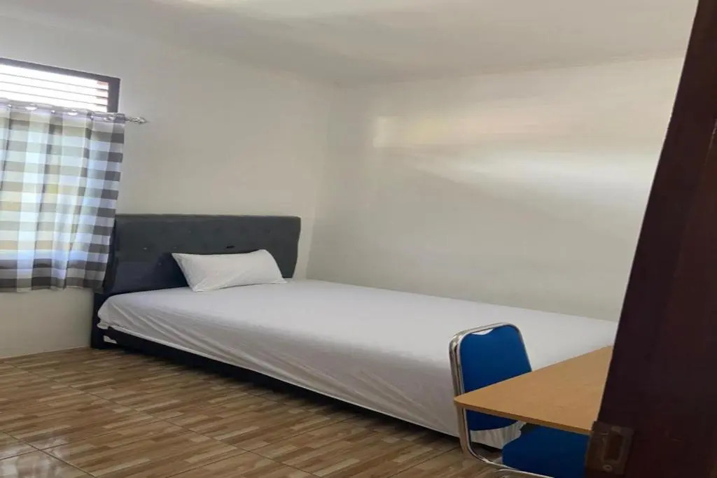 SPOT ON 91616 Kharisma Guest House