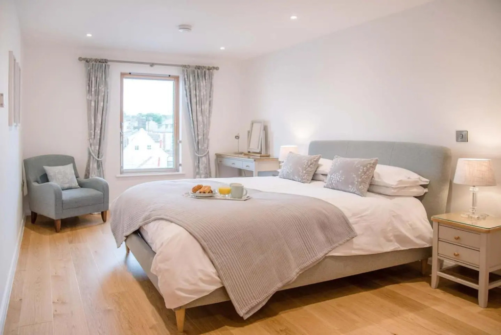 8 Deben Wharf