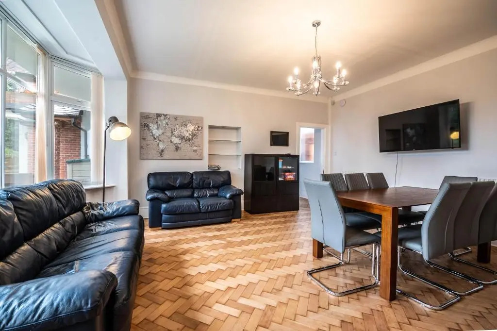 The Manor - Large Luxury home in Bournemouth - Sleeps 12+