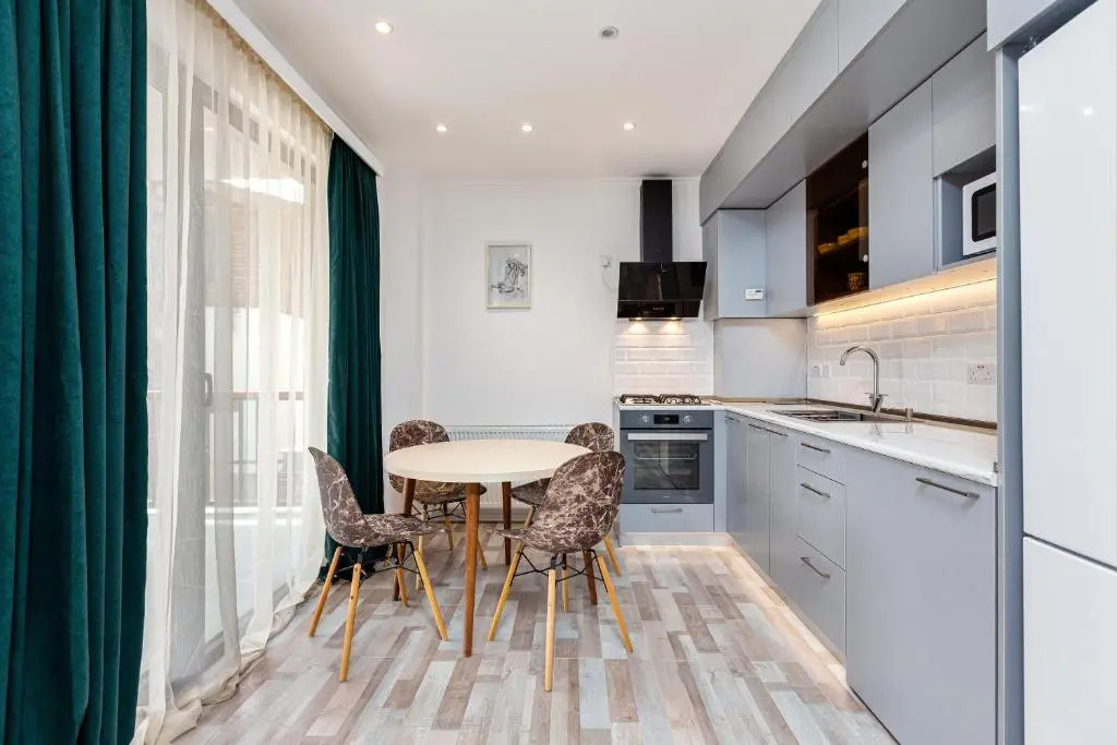 Ground Floor Bright Luxury 1Bedroom Apartment with Free Parking