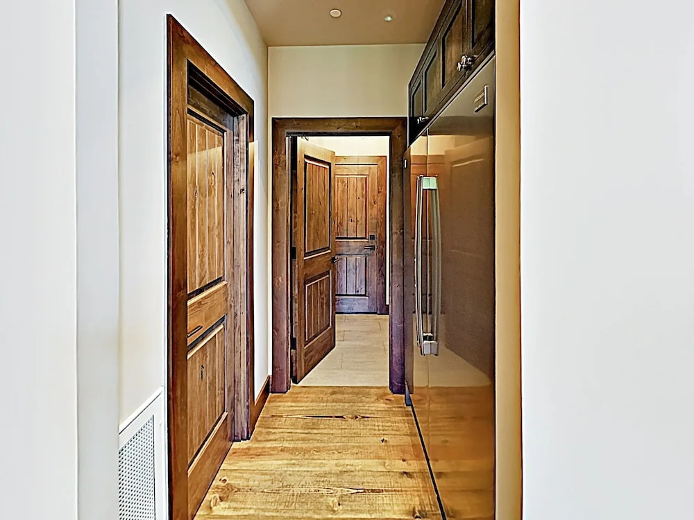 New Listing! All-suite Dream Lodge Near Top Skiing 3 Bedroom Home