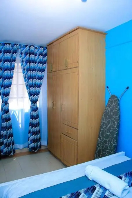 Cozy Homes 1 Bedroom house with Wi-Fi king size bed. Free parking