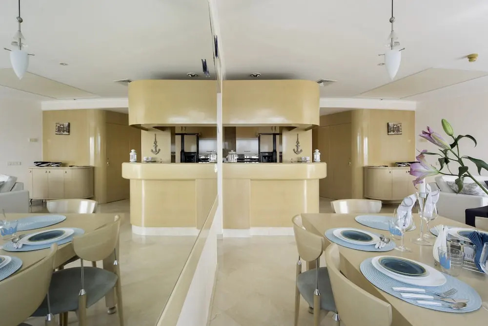 Luxurious 2BR w/ Panoramic Sea View by Sea N' Rent