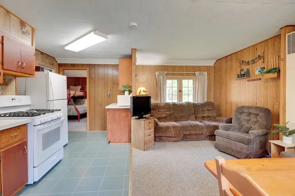 South Twin Lake Cabin w/ Dock, Steps to Water