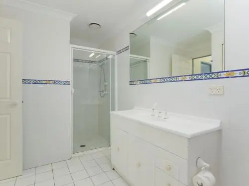 2 'Paradiso', 4 Laman Street - beautiful unit with stunning water views & pool