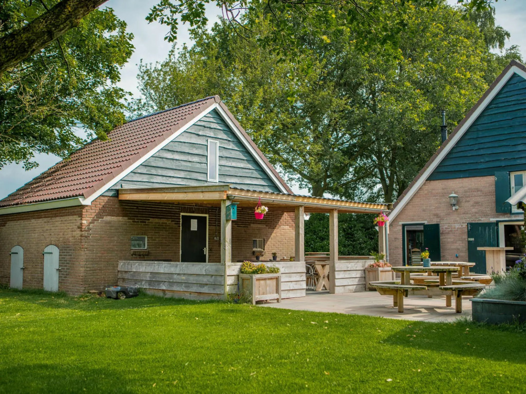 Detached Atmospheric Farmhouse with Large Garden & Privacy near Dalfsen