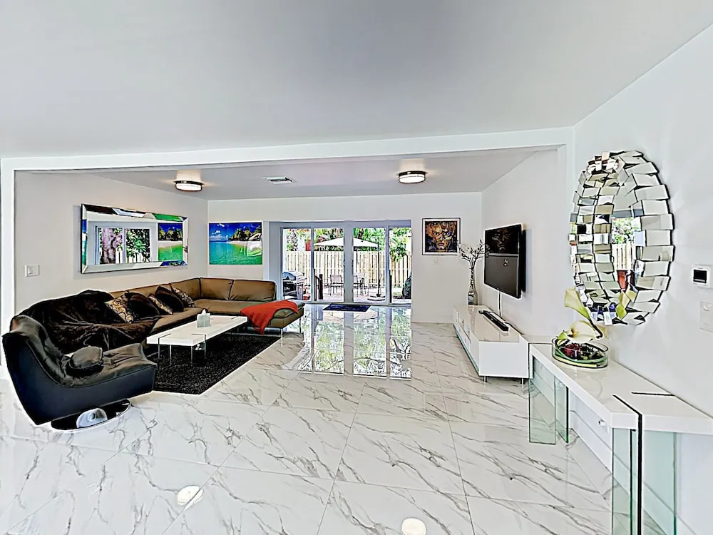 New Listing! Ultra-modern Luxury W/ Hot Tub 4 Bedroom Home