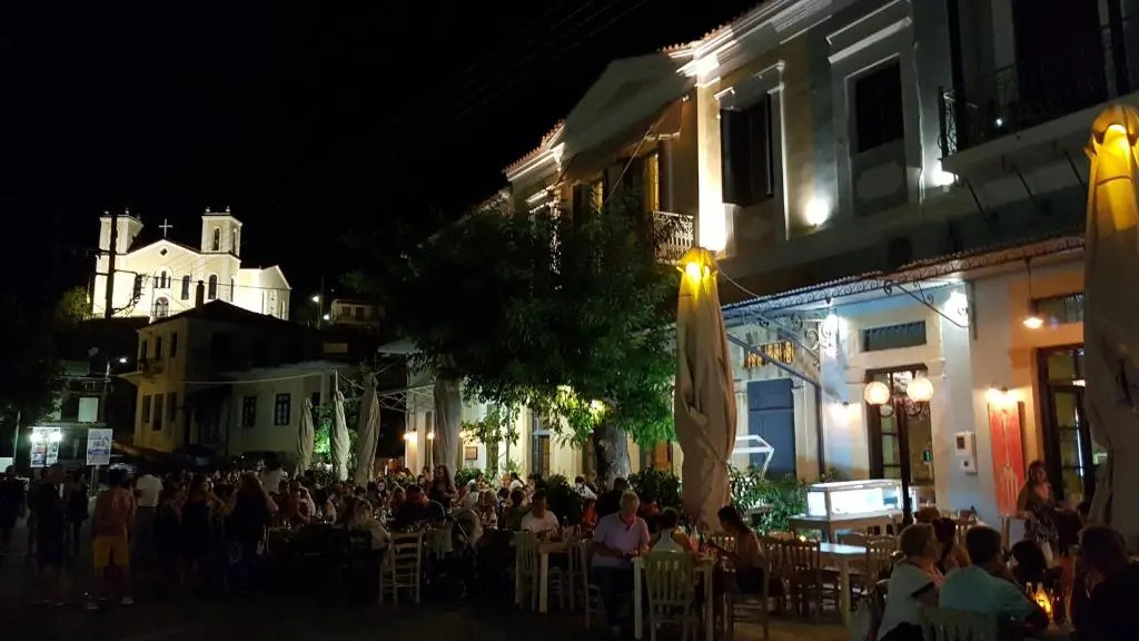 Comfy house with private garden & view, near Kyparissia Castle