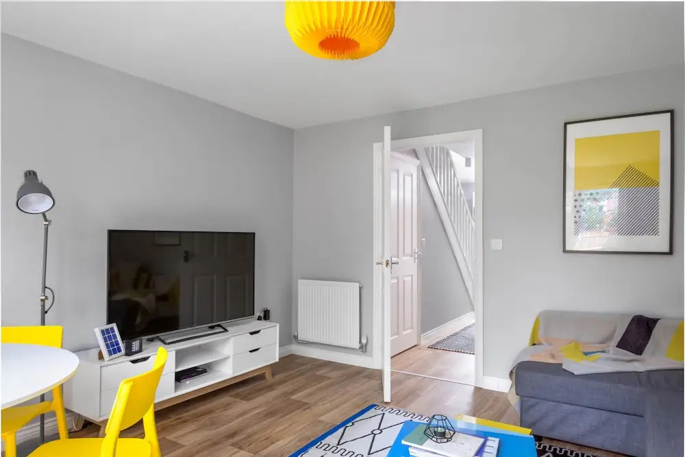 Deco Spacious Townhouse