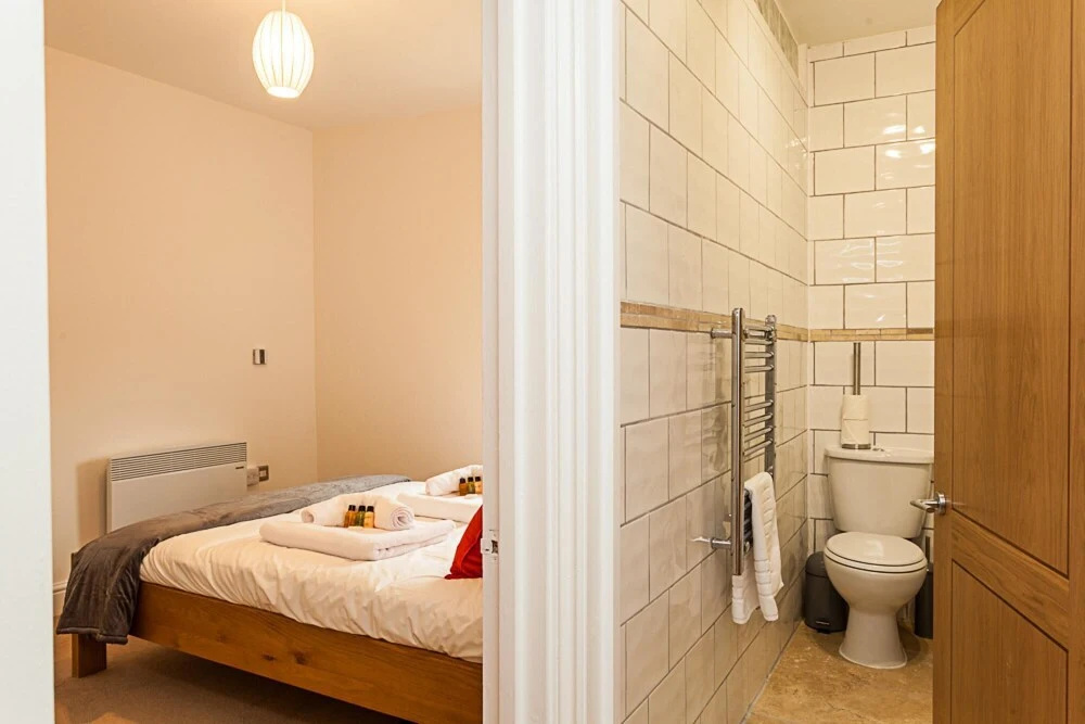 Redhill Garland- 1 bed Self Contained Apartment Close to Hospital