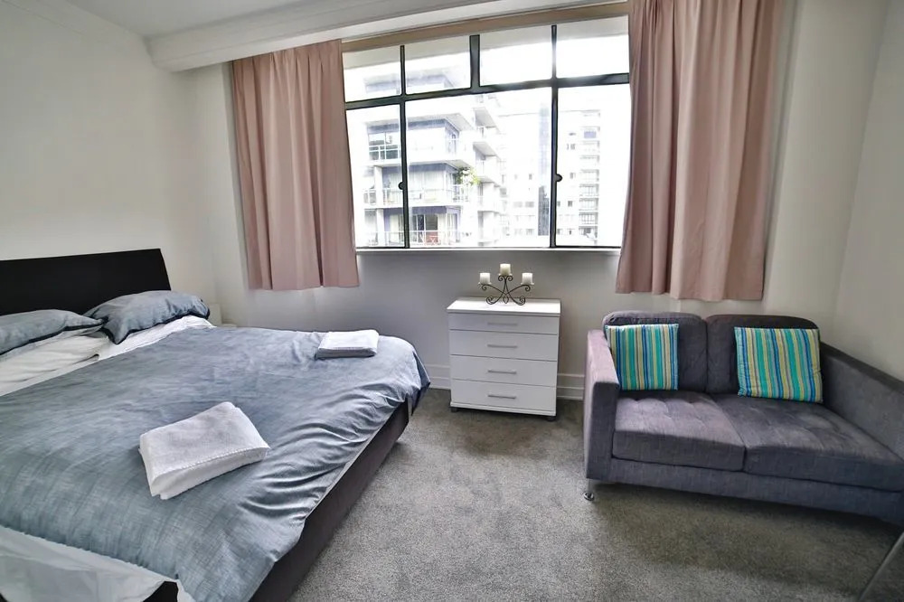 Cosy City Apartment with Pool