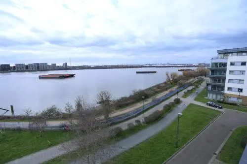 Lovely 2 bed 2 toilet Hill House river view apartment