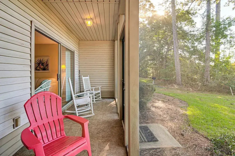 Pawleys Island Condo w/ Screened Porch + Golfing!