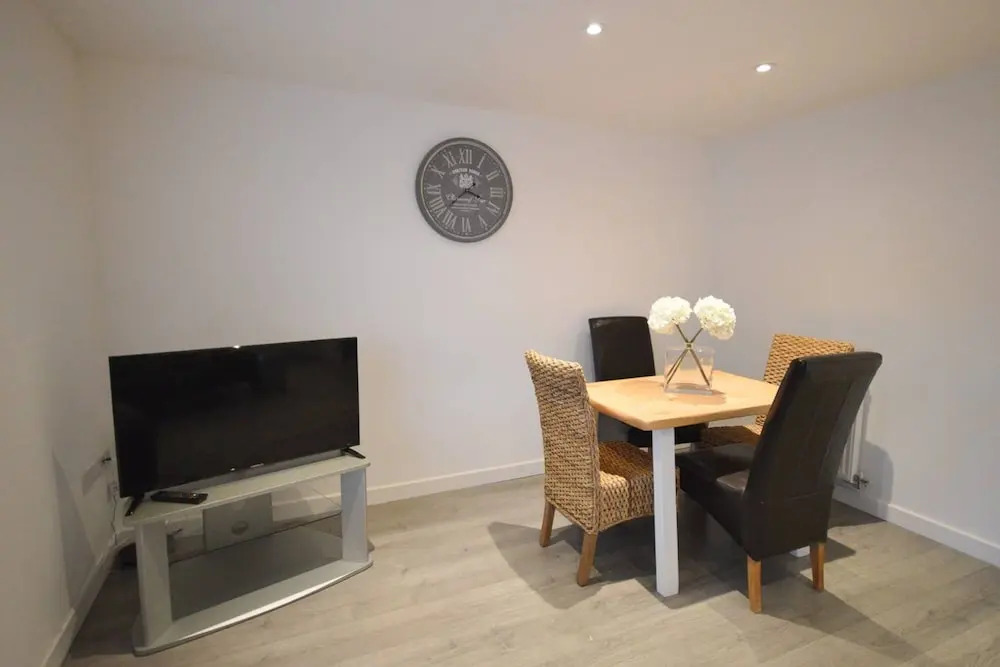 Spacious 2 Bed Flat With Parking In Bedminster